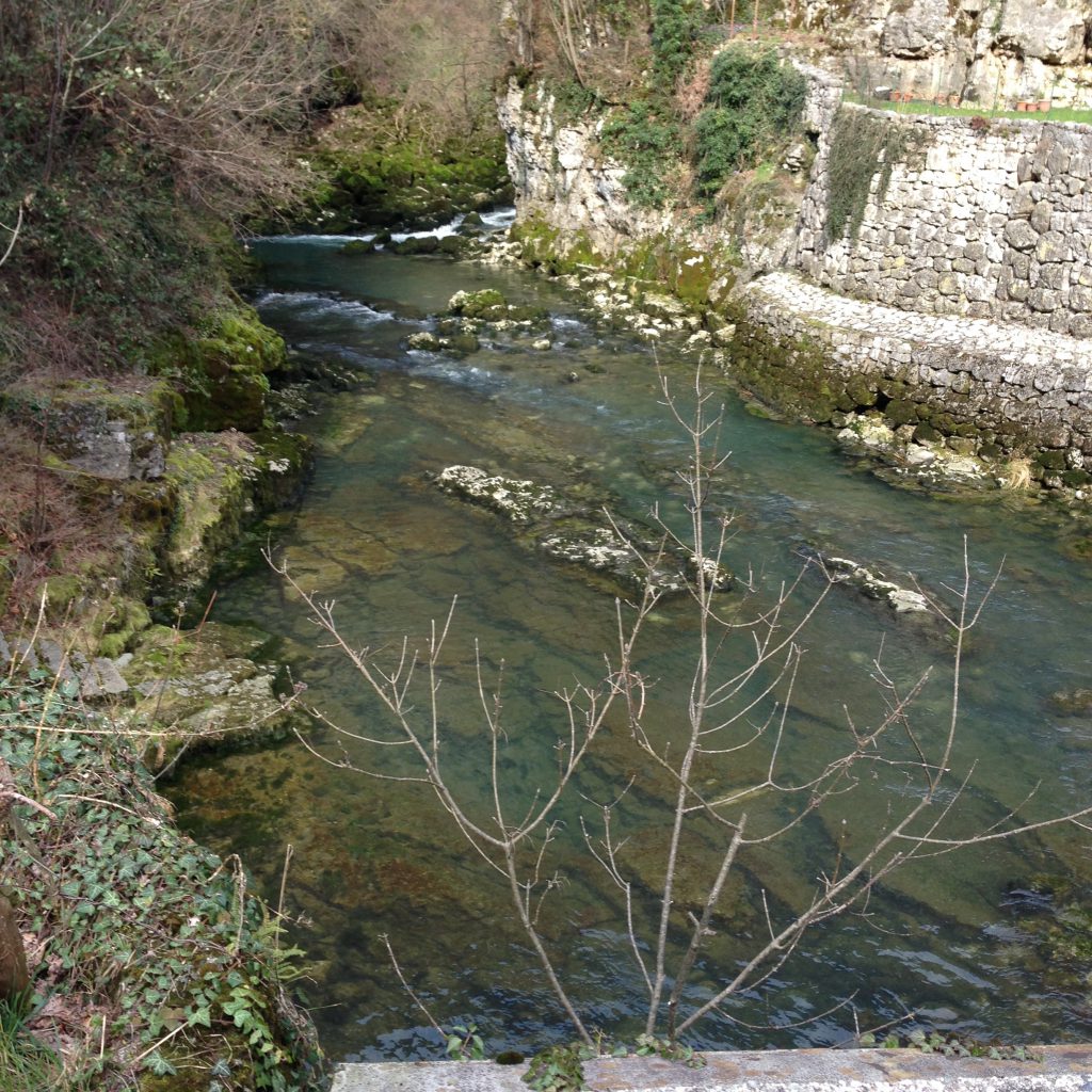 Der Fluss welcher der Höhle entspringt
